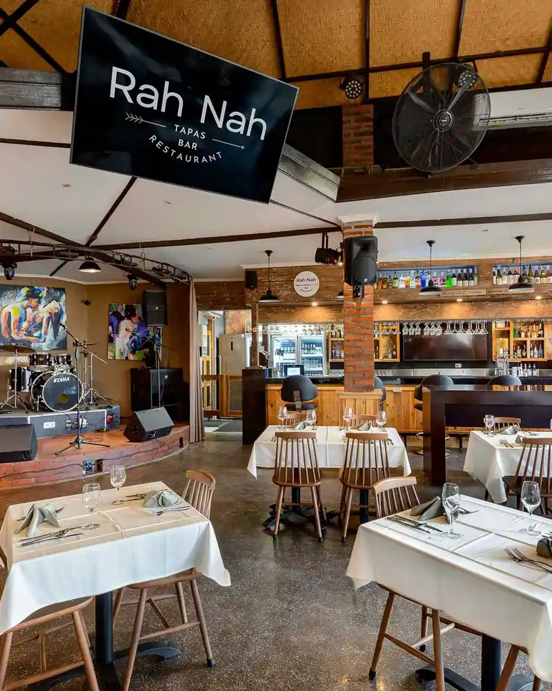 Full service bar counter and live music stage at Rah Nah, a popular Lovina bar and restaurant for evening cocktails.