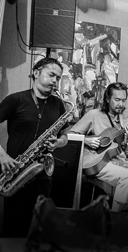 Experience the best nightlife Lovina has to offer at our lively Lovina bar, the perfect bar with live music to enjoy a talented saxophone and acoustic guitar duo at Rah Nah.